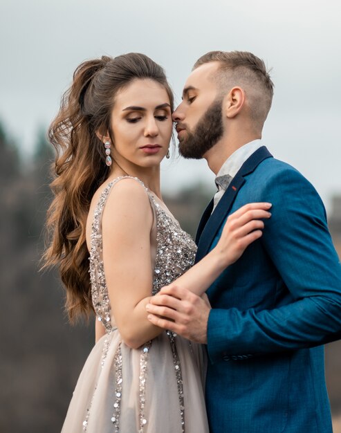 Couple de mariage, belle mariée et le marié