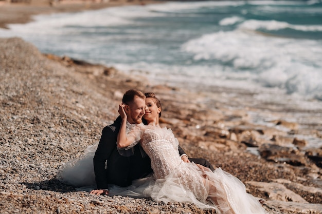 Couple de mariage sur la Côte d'Azur.