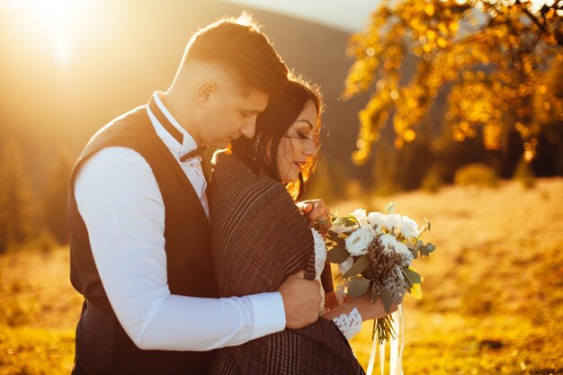 Couple de mariage coucher de soleil main dans la main