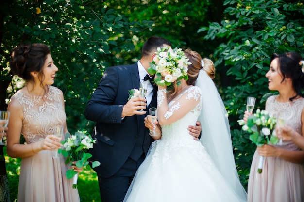 Couple de mariage dans la forêt au coucher du soleil