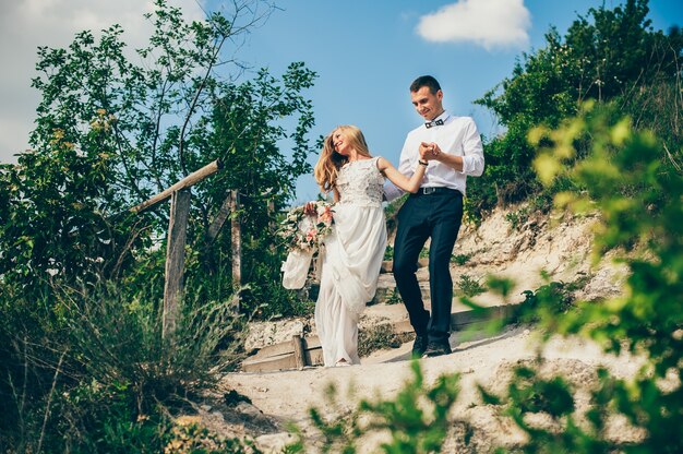 Couple de mariage dans une forêt dans les montagnes