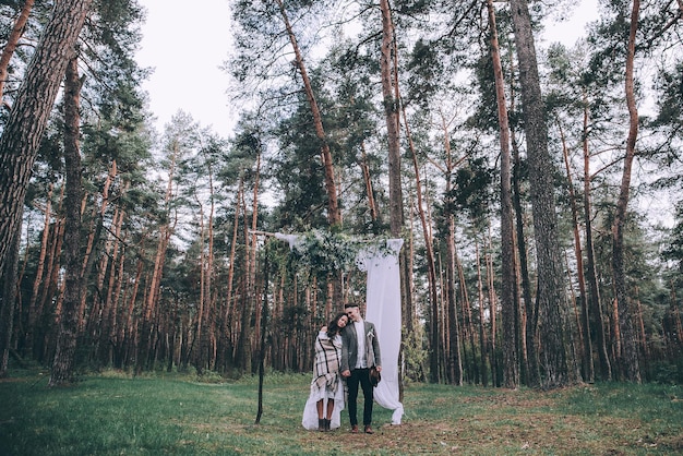 Couple de mariage dans la forêt de pins