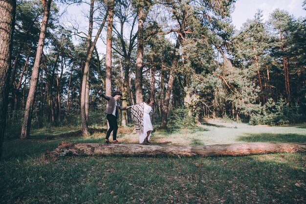 Couple de mariage dans la forêt de pins