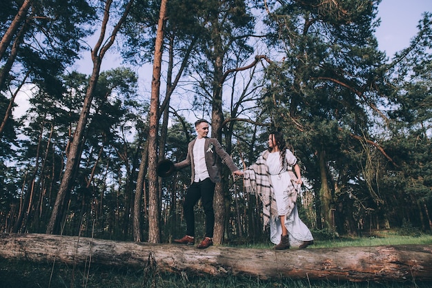 Couple de mariage dans la forêt de pins