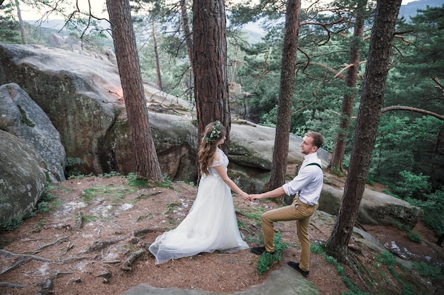 Couple de mariage dans les montagnes