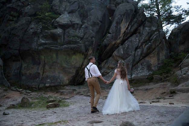 Couple de mariage dans les montagnes