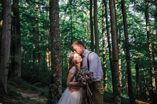 Couple de mariage dans les montagnes