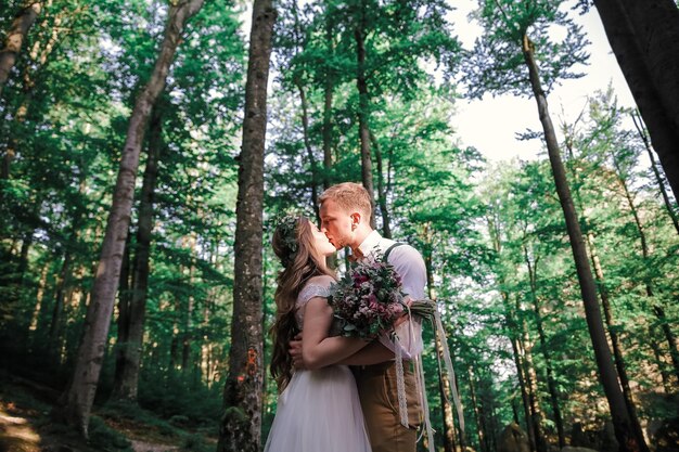 Couple de mariage dans les montagnes