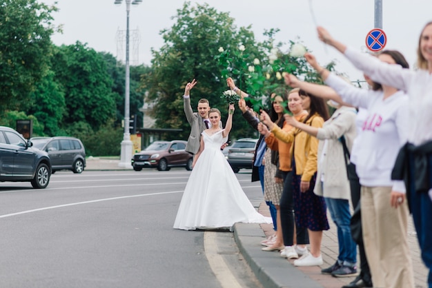 Couple de mariage dans la ville lors de manifestations en Biélorussie