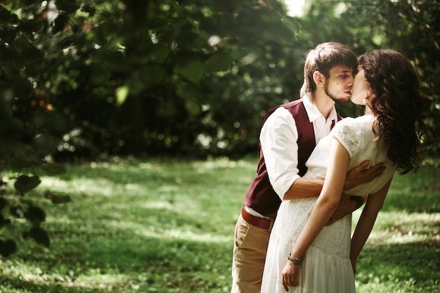 Couple de mariage dansant dans le parc