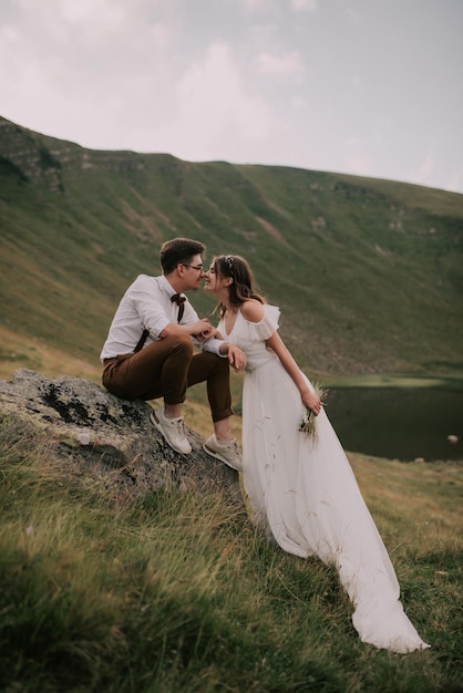 Couple de mariage doux parmi les montagnes seules