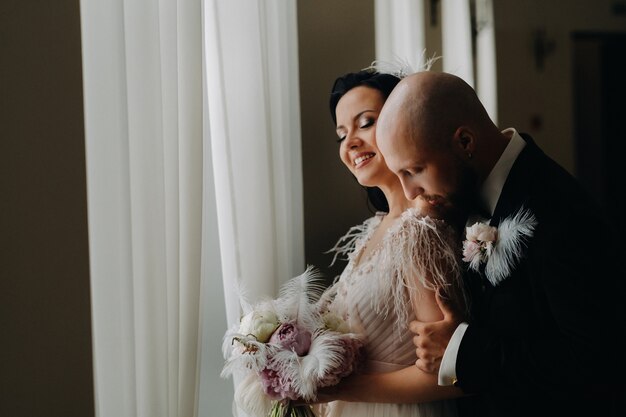 Couple de mariage élégant à l'intérieur du vieux château de la ville de Nesvizh.