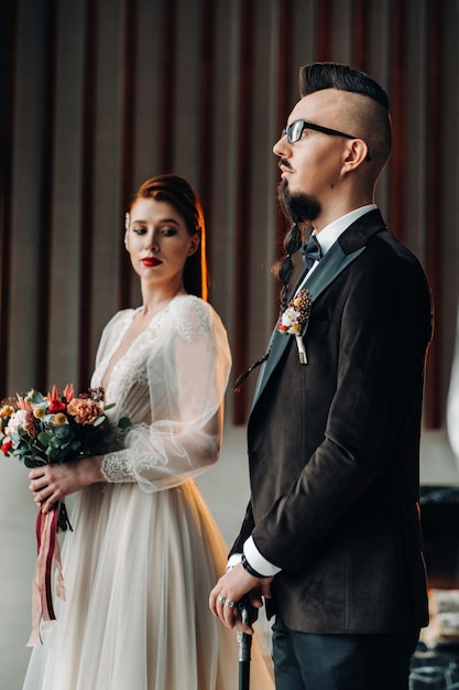 Couple de mariage élégant à l'intérieur