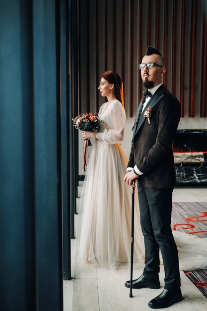 Photo couple de mariage élégant à l'intérieur