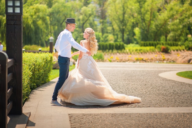 Couple de mariage en été sur une promenade