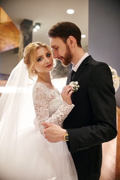 Couple de mariage étreindre et embrasser, le premier jour de la vie ensemble. Jeunes mariés après la cérémonie de mariage, un beau couple s'aime et se serre dans ses bras