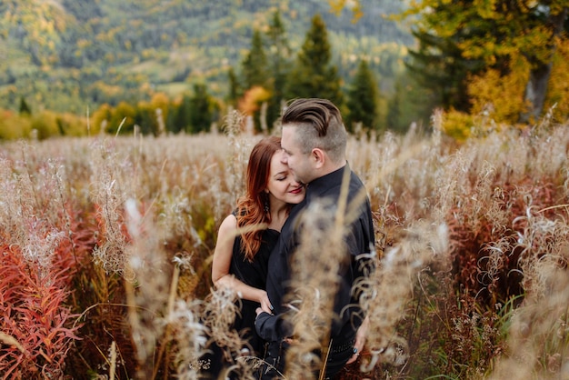 Couple de mariage sur fond de montagnes d'automne