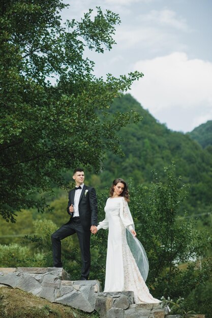 Couple de mariage en forêt