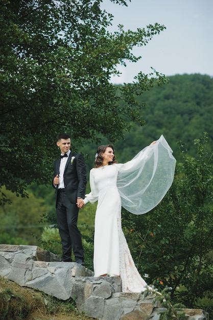 Couple de mariage en forêt