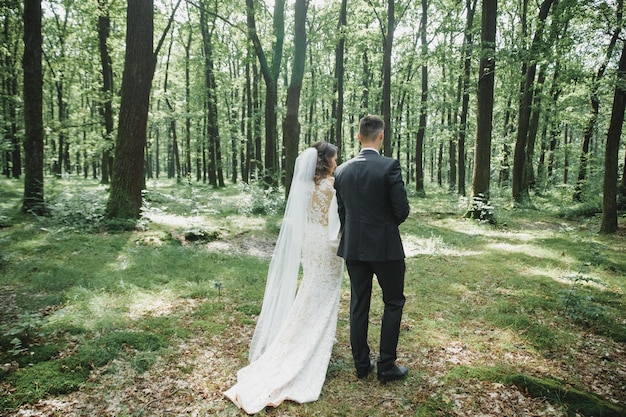 Couple de mariage en forêt