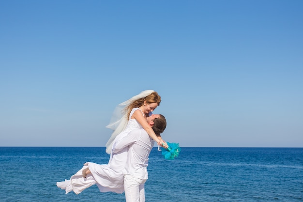 Couple de mariage heureux au bord de la mer