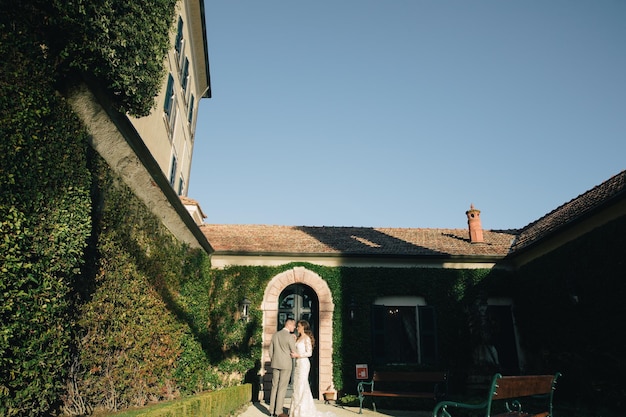 Couple de mariage heureux dans le lac de Côme, Italie