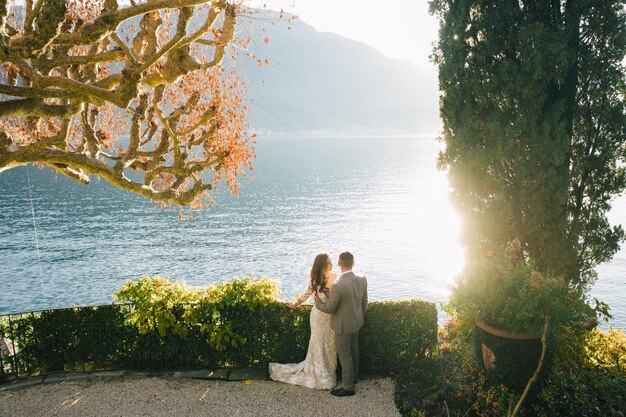 Couple de mariage heureux dans le lac de Côme, Italie