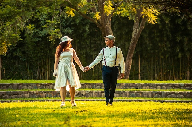 couple de mariage heureux dans un paysage naturel magnifique