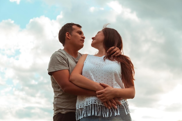 couple de mariage heureux dans un paysage naturel magnifique