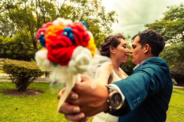 couple de mariage heureux dans un paysage naturel magnifique