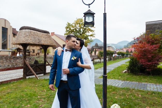 Couple de mariage heureux marchant dans le parc