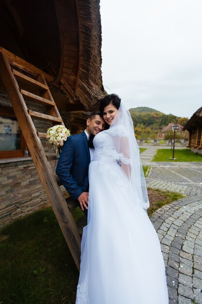 Couple de mariage heureux marchant dans le parc