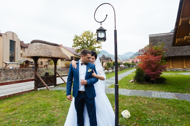 Couple de mariage heureux marchant dans le parc