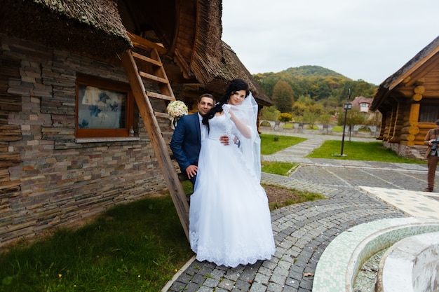 Couple de mariage heureux marchant dans le parc