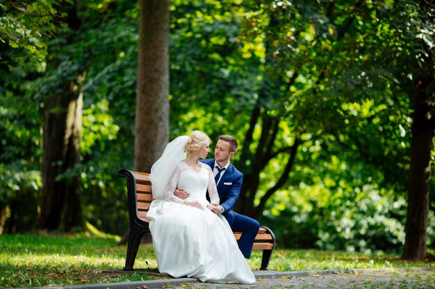 Couple de mariage heureux marchant dans le parc