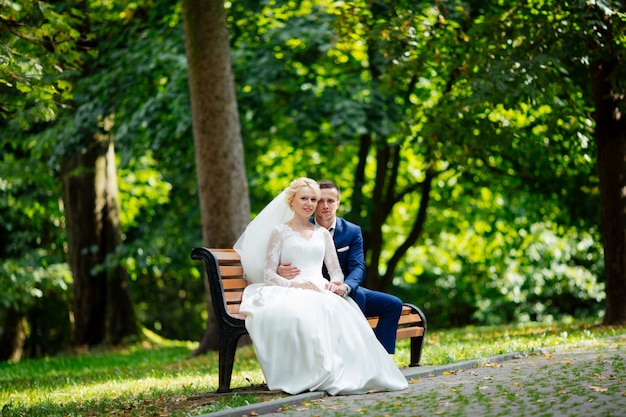 Couple de mariage heureux marchant dans le parc