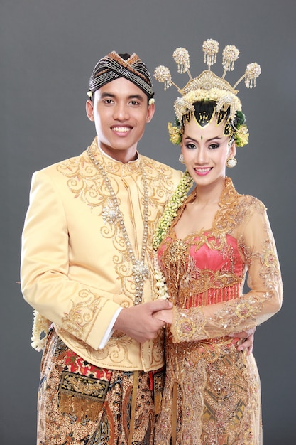 Couple de mariage java traditionnel