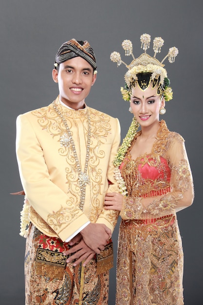 Couple de mariage java traditionnel