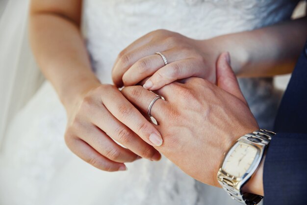 Photo couple de mariage jeune main dans la main