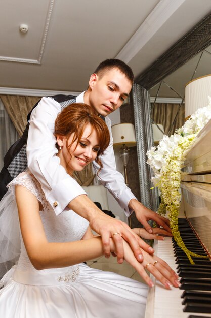 Couple de mariage jouant sur un piano