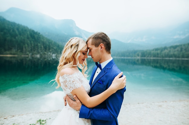 Couple de mariage à Lake Di Garda heureux