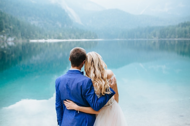 Couple de mariage à Lake Di Garda heureux