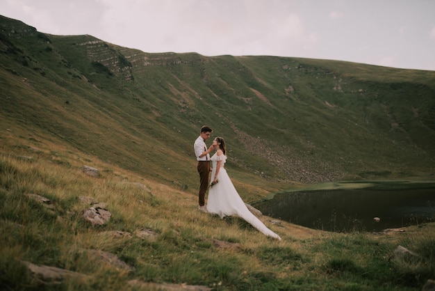 couple de mariage magnifique couple dans les montagnes avec un espace de paysage incroyable pour le texte