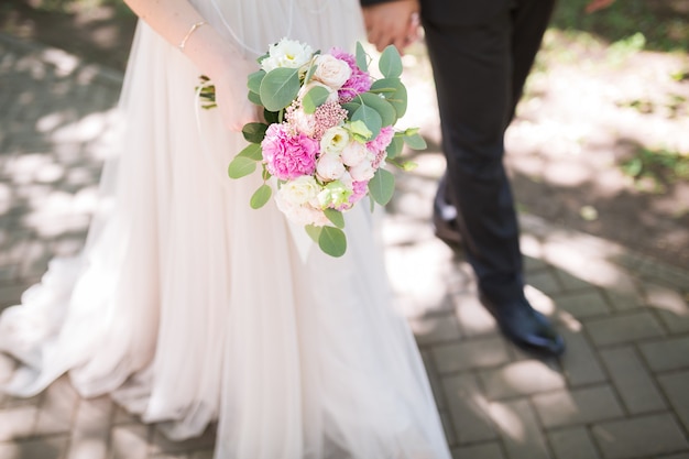 Couple de mariage main dans la main sur fond vert d'été