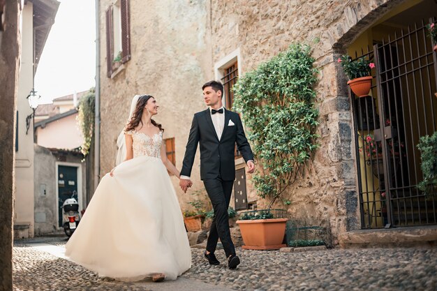 Couple de mariage marchant dans une rue