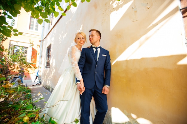 Couple de mariage marchant dans les rues de la ville