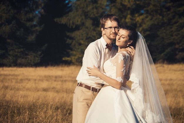 Couple de mariage mariée et le marié dans la forêt l'heure d'été