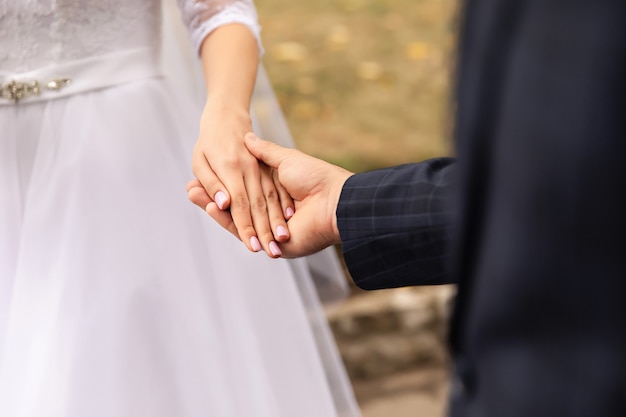 Couple de mariage, mariés se tenant la main, beau jour de mariage