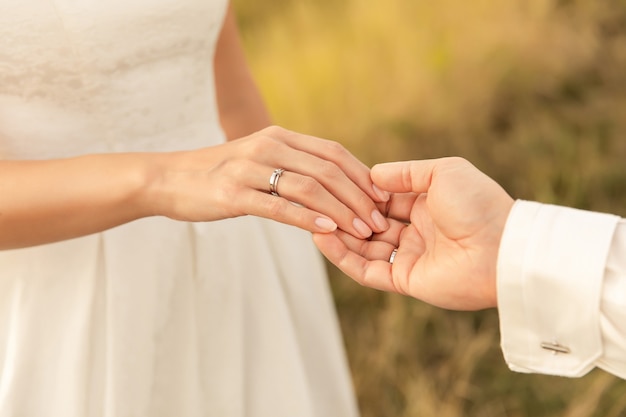 Couple de mariage, mariés se tenant la main, beau jour de mariage