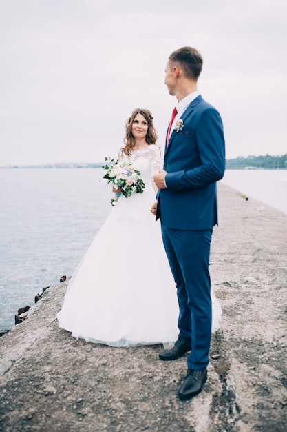 Couple de mariage sur la mer, amoureux sur la jetée